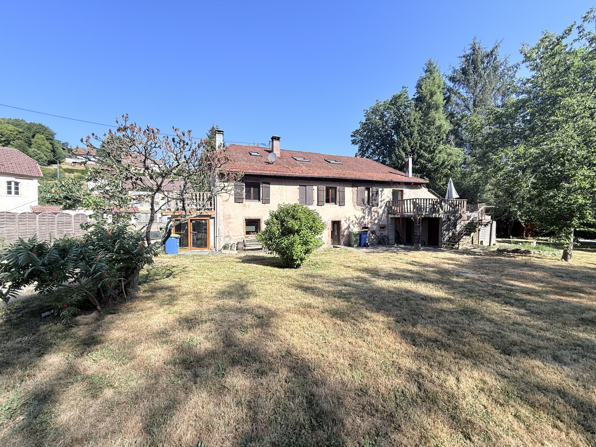 Poutay Immeuble 385m2 sur 9.40 ares avec 4 lots + jardin